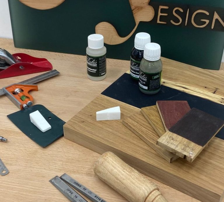Finition de table soignée Une finition adaptée sur chaque table par Cay Design